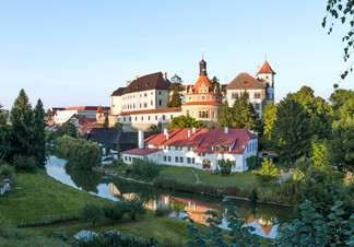 Zámek Jindřichův Hradec, pohled přes řeku Nežárku z tak zvané Vyhlídky v uličce Nové stavení