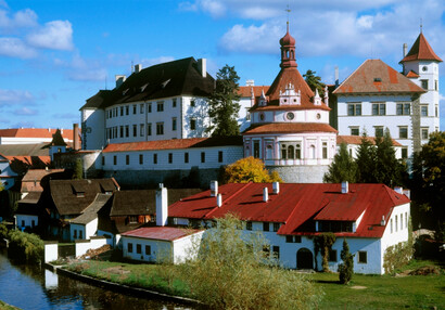 Zámek Jindřichův Hradec, pohled přes řeku Nežárku z uličky Nové Stavení