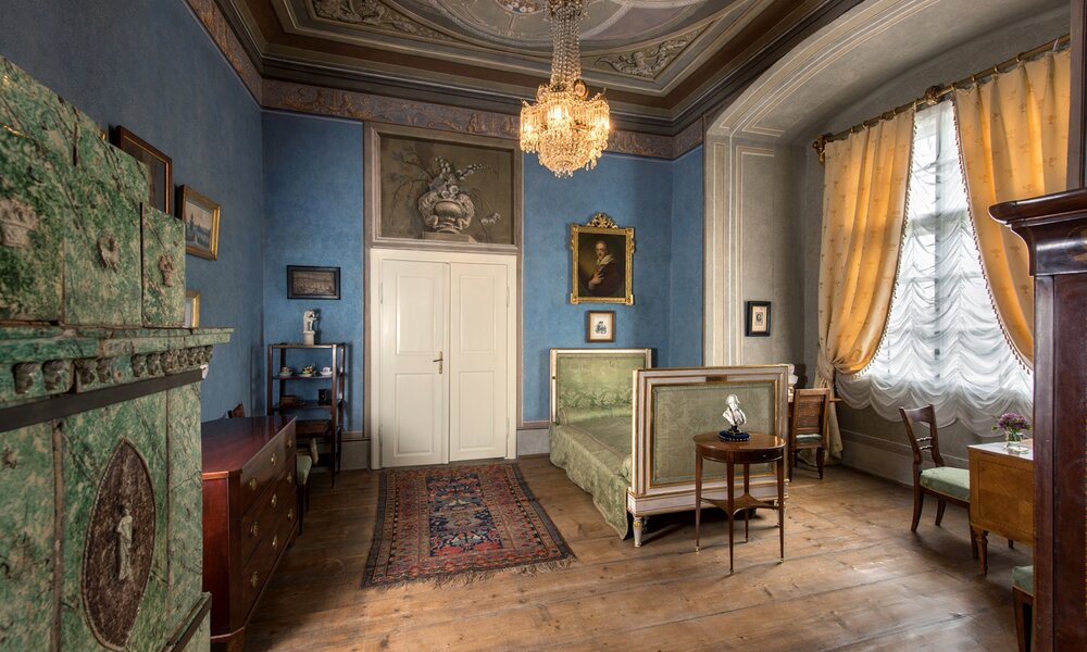 Předpokoj v I. patře Adamova stavení s postelí Jana Rudolfa Černína, na níž ve Vídni v roce 1809 přenocoval císař Napoleon Bonaparte