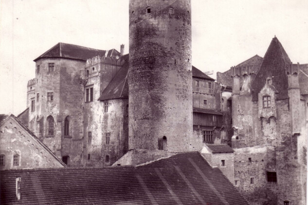 Starý hrad v Jindřichově Hradci po obnově Humberta Walchera z Moltheinu, 1. třetina 20. století. (foto Muzeum Jindřichohradecka)