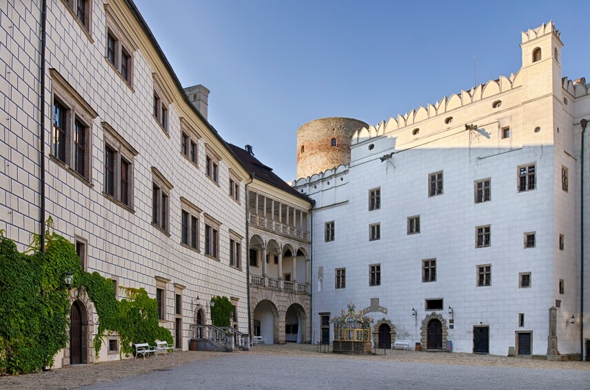 III. nádvoří jindřichohradeckého zámku s Gotickým palácem, studnou, Malými arkádami a Španělským křídlem