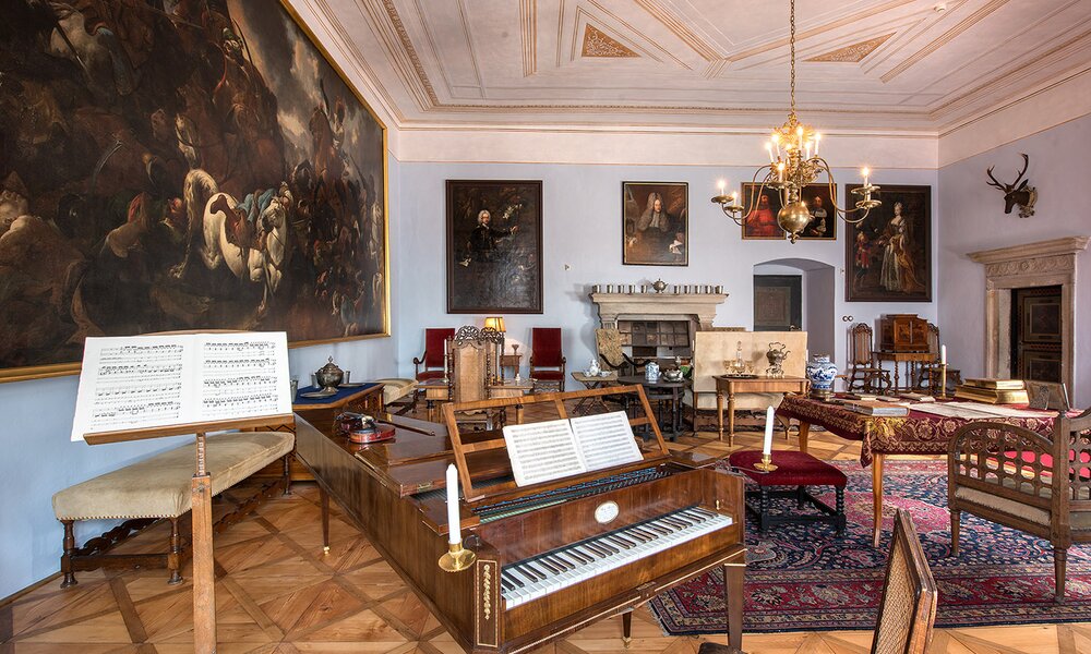 Salon v I. patře Adamova stavení, kladívkový klavír Jana Rudolfa Černína z konce 18. století