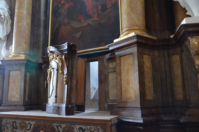 Vysunutý tabernákl hlavního oltáře v kapli svatého Ducha v Gotickém paláci 1