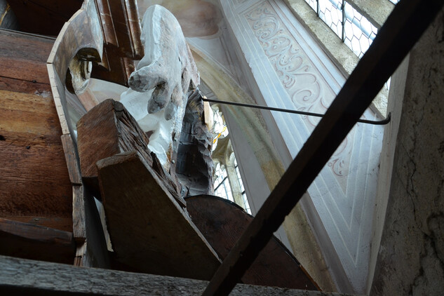 Zadní strana oltáře v kapli svatého Ducha v Gotickém paláci - ukotvení sochy anděla