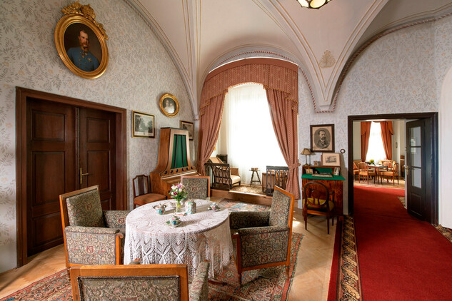 Dámský salon, jeden z pokojů bytu zřízeného v přízemí Adamova stavení v roce 1878 Evženem Jaromírem Czerninem a jeho ženou Fanny. Dnes prohlídková trasa C.