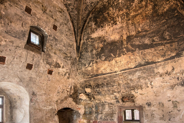 Tak zvaná "Soudnice" v Červené věži, nad Černou kuchyní se zbytky výmalby z konce 15. století